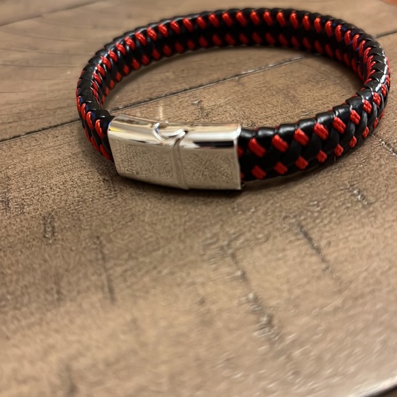 🆕 Men’s Black leather braided bracelet with red trim, with magnetic clasp. - Picture 3 of 5